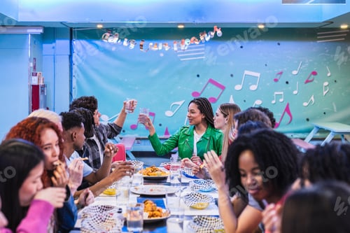 Visualização: Amigos brindando e comendo no restaurante da pista de boliche