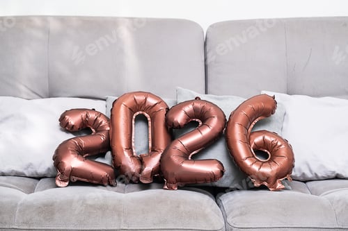 Visualização: Balões numéricos de 2026 em um sofá moderno, para futuras celebrações.