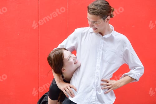 Preview: A couple is enjoying a summer vacation in the red wall background, happily showing their love