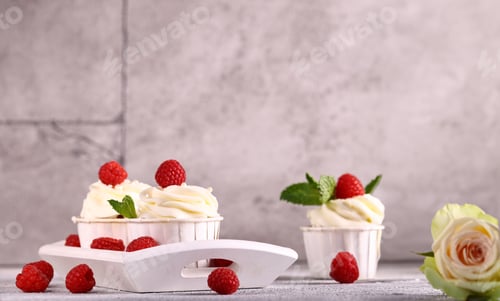 Preview: vanilla cupcakes with fresh berries for dessert