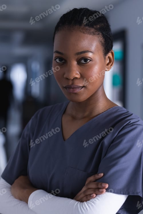 Preview: Portrait of african american female doctor in hospital corridor