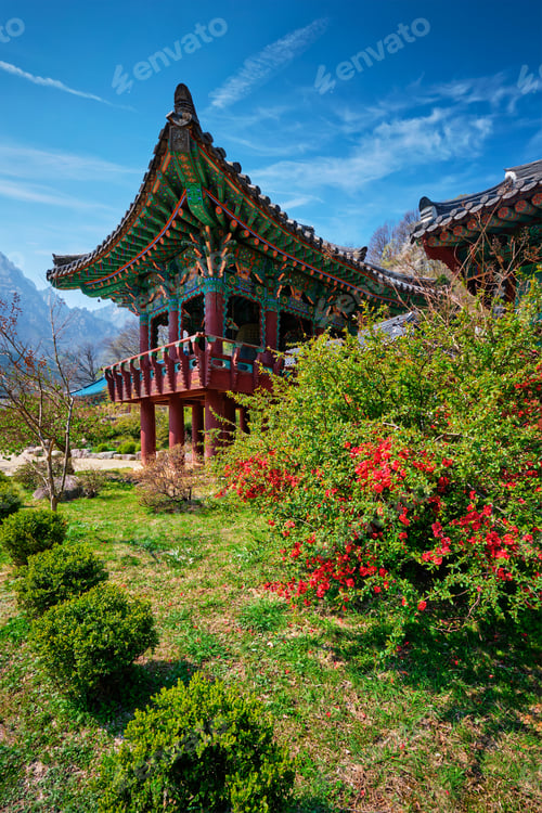 Preview: Sinheungsa temple in Seoraksan National Park, Seoraksan, South Korea