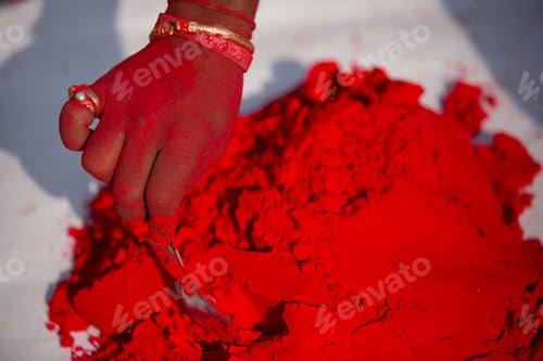 Preview: Close up of hand mixing red powder, Jaipur, Rajasthan, India