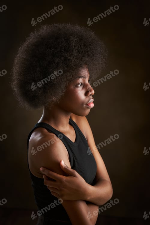 Preview: Young ethnic girl with afro hairstyle seen from the side