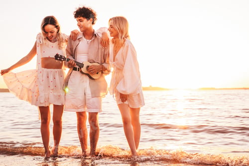 Preview: Man and two women at the beach