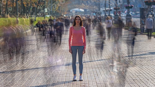 Preview: The young woman stands in crowdy flow