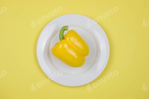 Preview: Yellow pepper on a white plate