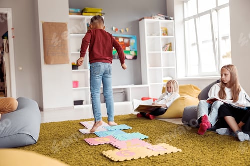 Preview: Children are staying at school after lessons