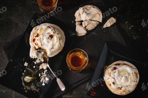 Preview: Pavlova dessert with caramel