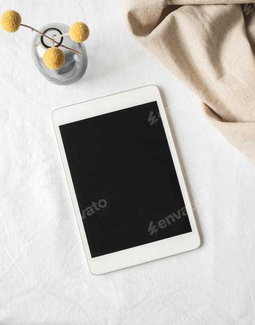 Preview: Empty black screen tablet mock up and Craspedia dried flowers in vase
