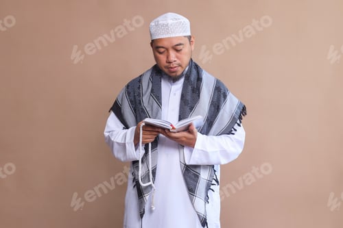 Preview: Muslim Man Recite Quran