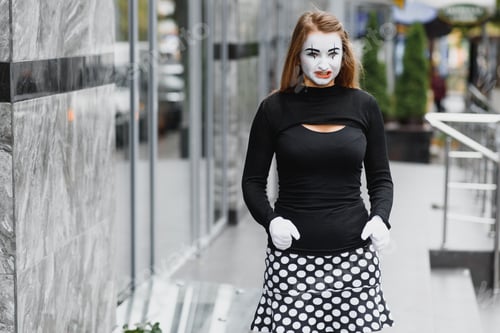 Preview: The girl with makeup of the mime. improvisation.