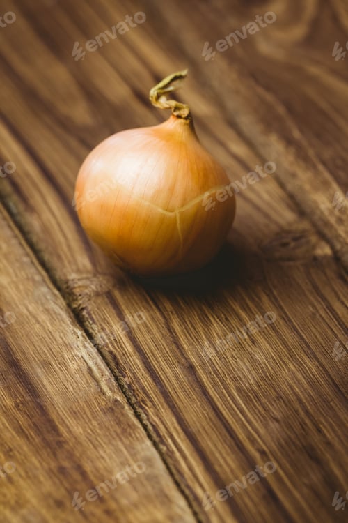 Preview: Fresh onion on wooden background
