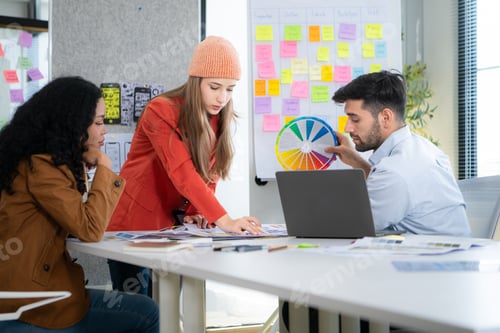 Preview: Multiethnic young business people working together in modern office, Collaborate to designing an app