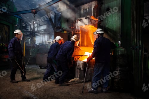 Preview: Flight bar (mining component) is manoeuvred with industrial tongs under the counterblow hammer