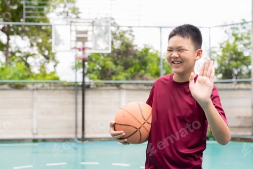 Preview: Teenage Boy on Basketball Court in Sportswear