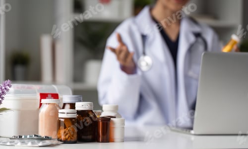 Visualização: Médica fornecendo aconselhamento médico on-line com laptop e frascos de remédios na área de saúde moderna