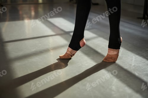Vista previa: Unrecognizable Young Woman Practicing Choreography