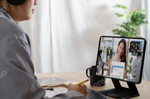 Preview: asian woman video conference business meeting with colleage online with tablet at home