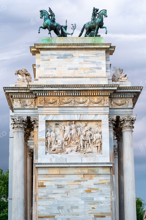 Preview: triumphal arch with dramatic horse sculptures