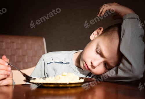 Vista previa: the child is naughty, the child does not want to eat, refusal to eat