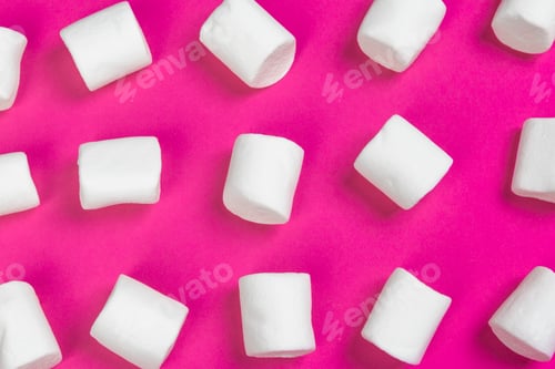 Visualização: marshmallows em um fundo rosa. vista superior