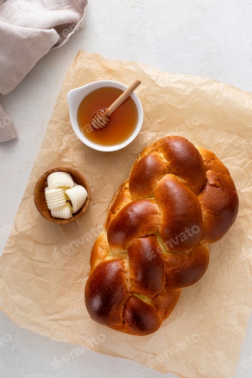 Preview: Freshly baked hallah with butter and honey