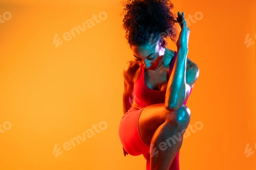 Preview: Sportive black hispanic woman wearing sportswear training