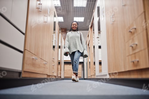 Preview: Shopping woman