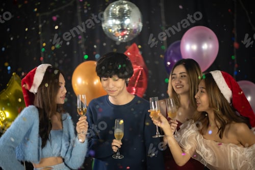 Visualização: retrato de jovens se divertindo com a amizade na tradição do ano novo