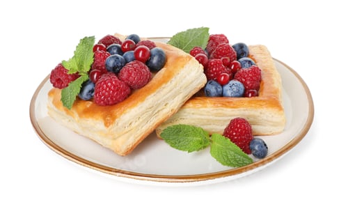 Preview: Yummy puff pastries with berries and mint isolated on white