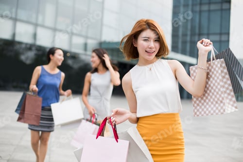 Preview: Best female friends shopping