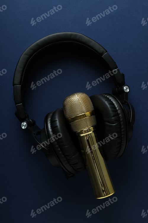 Preview: Black, large headphones, on the table with a microphone.