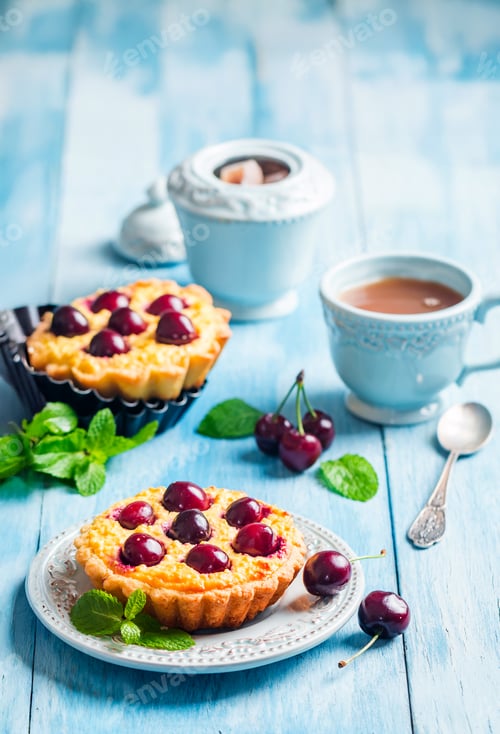 Preview: Small tarts with fresh cherries