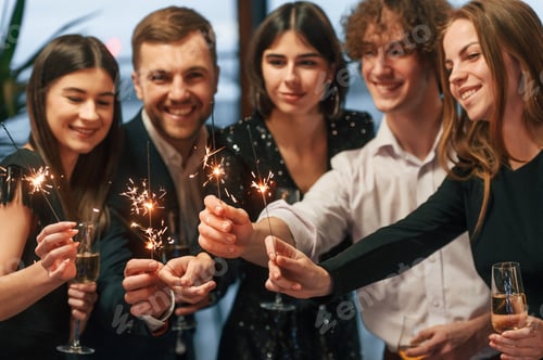 Visualização: Com brilhos de ano novo. Grupo de pessoas com roupas bonitas e elegantes estão juntos em ambientes fechados