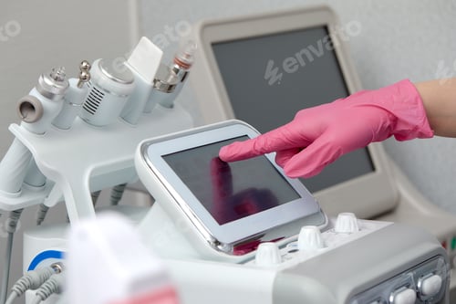 Preview: Doctor cosmetologist adjusts the device for photorejuvenation using the touchscreen