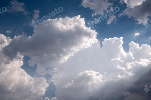 Vorschau: Natürliches Tageslicht und weiße Wolken schweben am blauen Himmel