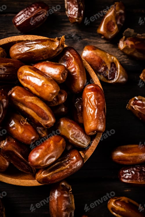 Preview: Ripe dates on a plate.