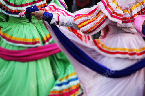 Visualização: Grupo de dançarinos folclóricos mexicanos em trajes festivos se reúne para a celebração