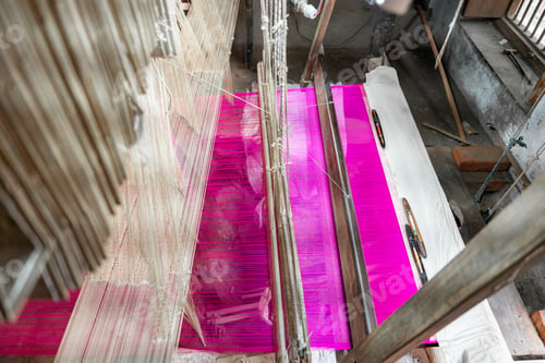 Preview: Close-up of purple thread on artisan loom in india
