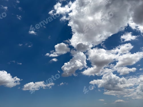 Vorschau: Blauer Himmel mit Wolkenhintergrund, sonniger Tag. Weiße und graue flauschige Wolkenlandschaft
