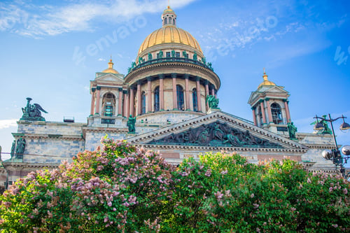 Preview: Scenic view of Saint Isaac's rooftop on a sunny summer day