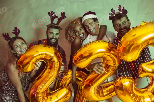 Visualização: Amigos segurando grandes balões de 2023 representando o próximo ano novo