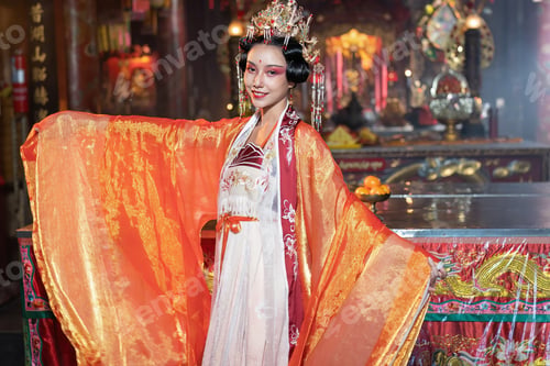 Preview: Chinese opera traditional dress in temple translation language is 'lucky and prosperity for all'