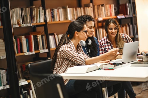 Preview: Students in the library