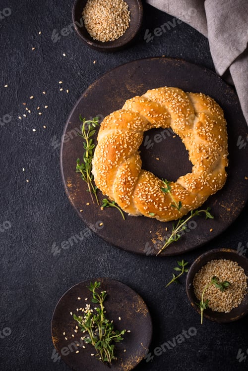Preview: Traditional Turkish bagel simit with sesame