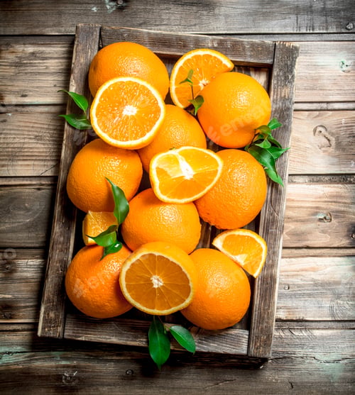 Preview: Juicy oranges in tray.