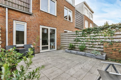 Preview: Courtyard with beautifully laid paths