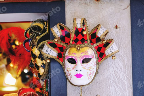 Vista previa: Mask on a store front in Venice