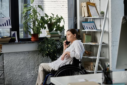 Preview: Young businesswoman works in modern office